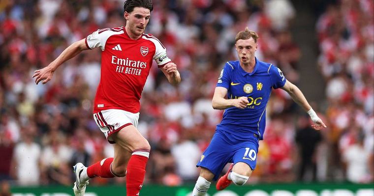 El Arsenal venció al Chelsea y es líder junto al City de la Premier League
