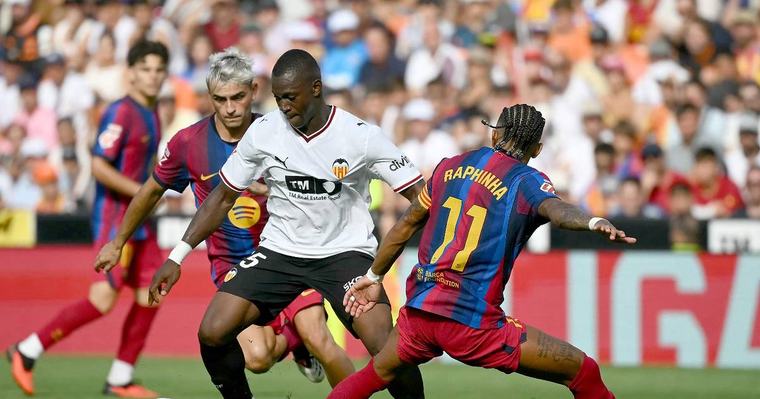 Barcelona goleó al Valencia y es único líder en el fútbol español