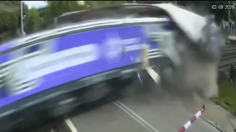 Polonia Brutal accidente: un camión quedó atrapado en las vías y fue arrollado por un tren MDZ Mundo