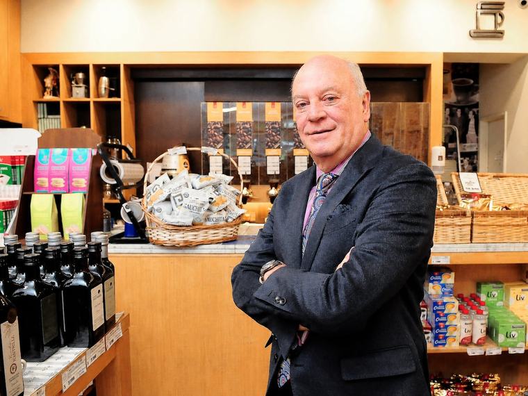 Tendrá café 100% ‘argento’, elogia las importaciones y tejió un “mega” acuerdo con YPF