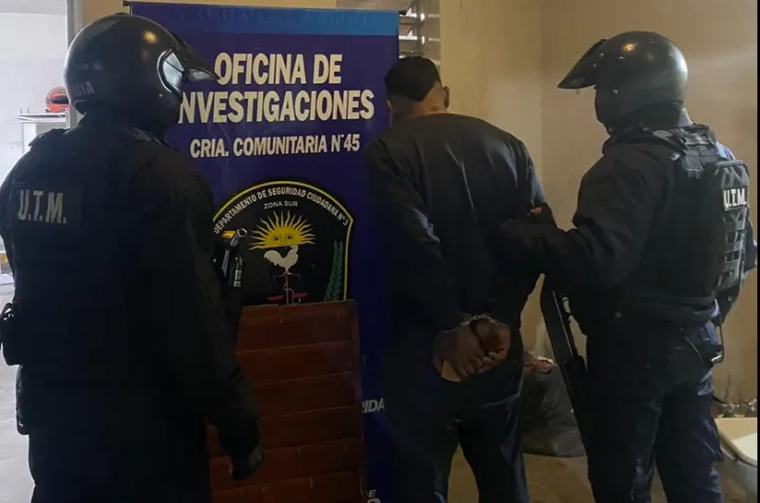 No logró vender un set de mate para comprar drogas y golpeó a pareja
