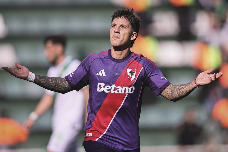 A qué hora juega River hoy