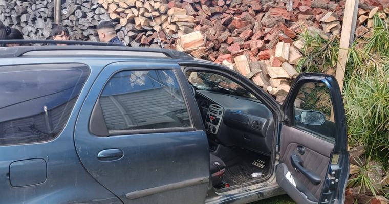 Insólito accidente Perdió el control en la avenida 520 y terminó incrustado contra un montículo leña