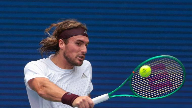 Fin de una era en el tenis: la caída de Tsitsipas en el US Open extingue el revés a una mano en los Grand Slam Por Redacción Deportes