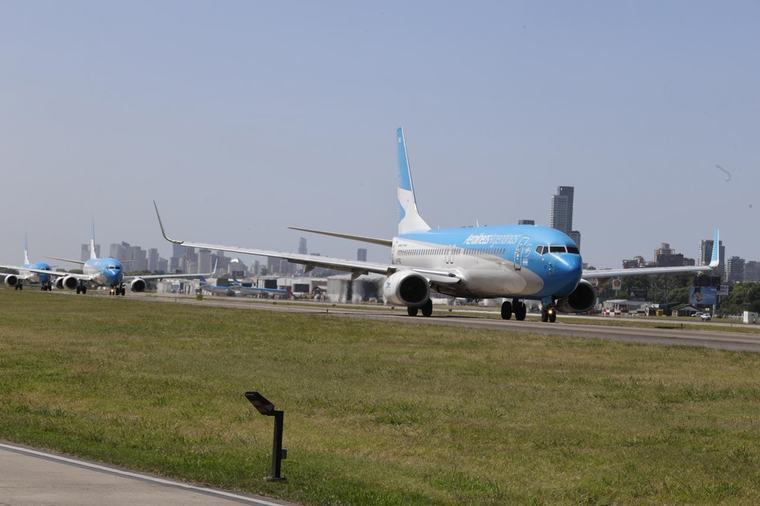 Tras varios cortocircuitos con las aerolíneas, el Gobierno crea una mesa para discutir cambios en el sistema aéreo