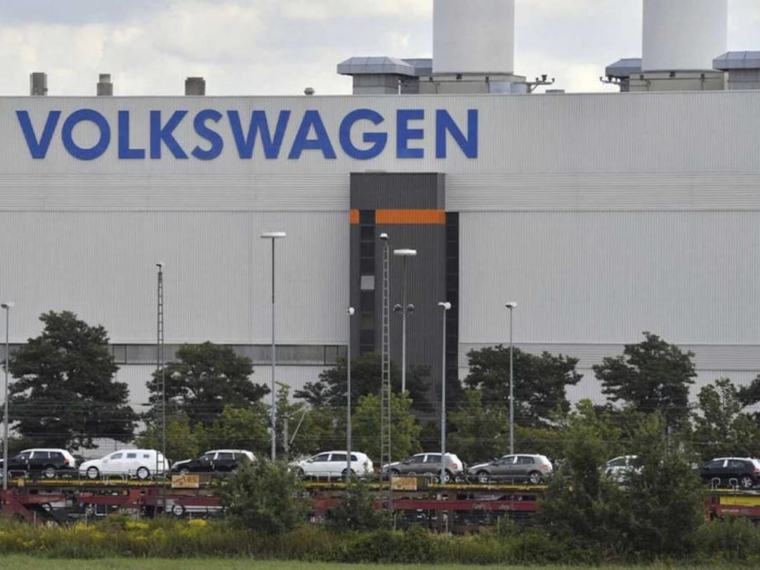 Impacto en la industria automotriz: Volkswagen acordó recortar 100.000 empleos y puso en duda el futuro de sus plantas
