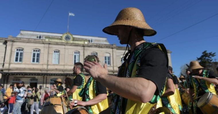Celebración La comparsa de candombe La Minga cumple 22 años y lo celebra con un desfile y fiesta en Meridiano V