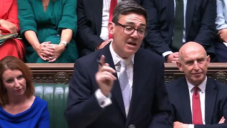 El primer ministro británico Andy Burnham prometió más control público sobre servicios esenciales
