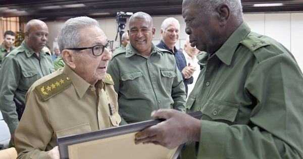 VIDEOS Raúl Castro reapareció en público y participó de un acto en medio de los rumores sobre su estado de salud