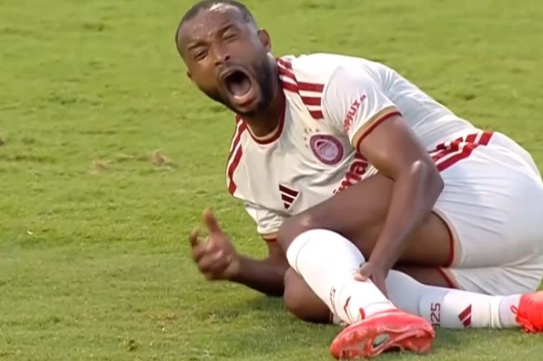 La impresionante lesión que sufrió un delantero marroquí durante un partido de fútbol de la liga de Grecia