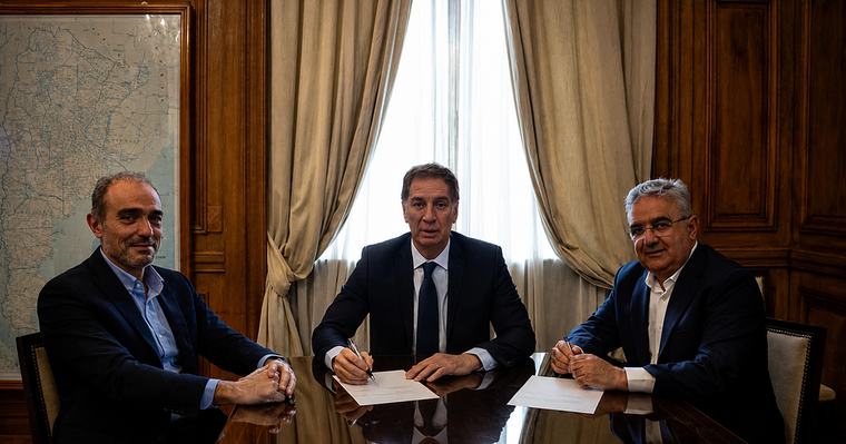 EL PACTO DEL COLO La diplomacia de Santilli: Jalil pasó por la Casa Rosada y se llevó una zona franca para Catamarca Por Lucio Di Giuseppe