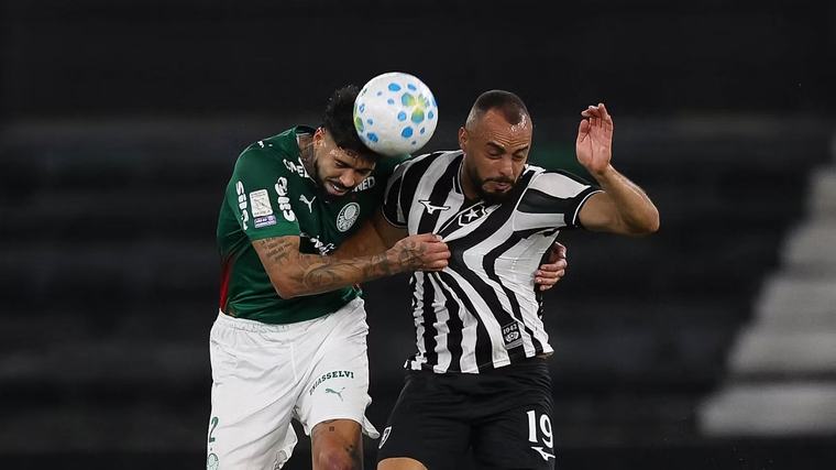 A Alexander Barboza lo trataron de “traidor” en Botafogo y Joaquín Freitas recibió una plancha en su debut con Flamengo