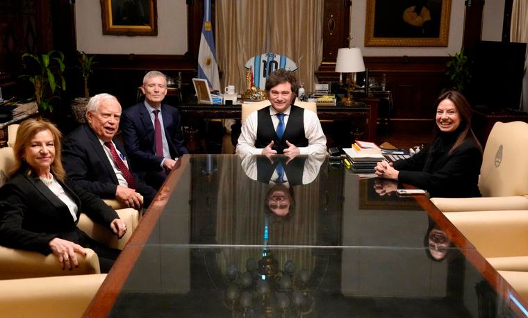 Milei volvió de Chile y grabó la cadena nacional por Malvinas acompañado por su Gabinete