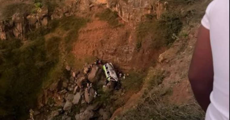 Un micro con estudiantes cayó desde un precipicio en Cabo Verde: hay 25 muertos