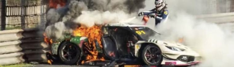 El brutal accidente en el China GT: un choque, un auto envuelto en llamas y un piloto que arriesgó su vida para salvar a su colega