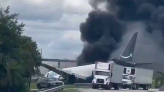 Un avión de carga de Amazon despistó en Miami y provocó al menos 5 muertos: cómo fue el accidente