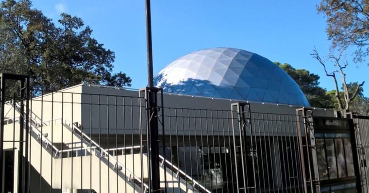 Propuestas culturales Atardeceres llega al Planetario de la UNLP con música, arte y gastronomía