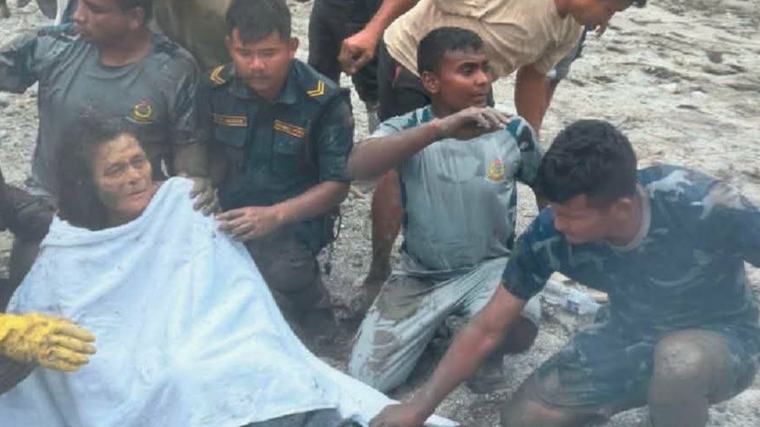 Dos personas fueron rescatadas con vida once días después de las devastadoras riadas en Nepal