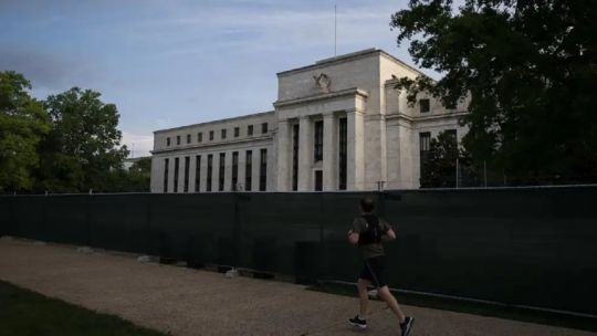 Trump mantiene la presión sobre la Fed para el recorte de tasas y amenaza con cortar el comercio con determinadas economías