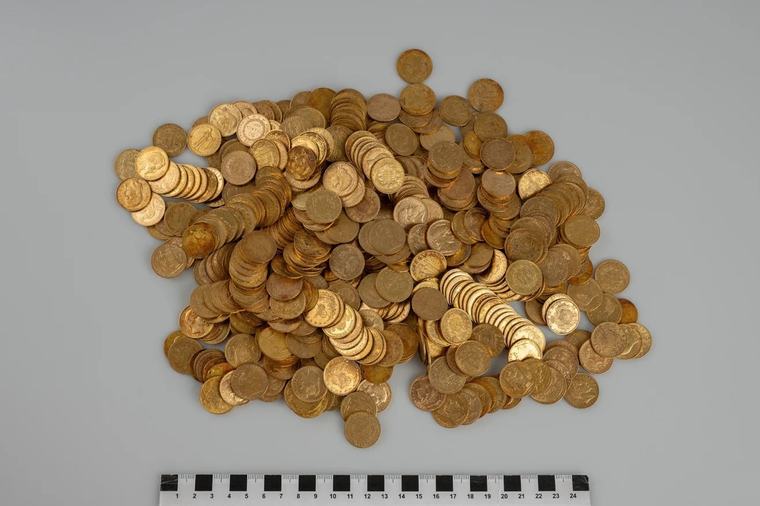 Encontraron una lata oxidada en un bosque de República Checa: contenía casi 600 monedas de oro
