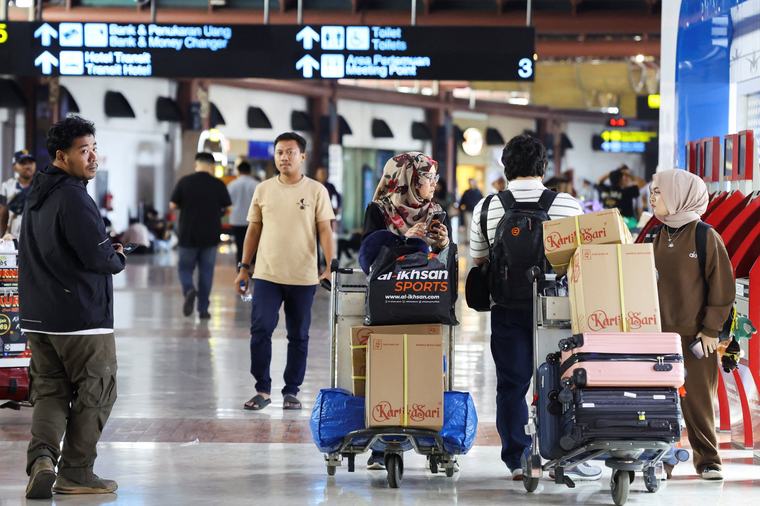 Indonesia cerró seis aeropuertos por la erupción del volcán Anak Krakatoa: más de 200 vuelos afectados