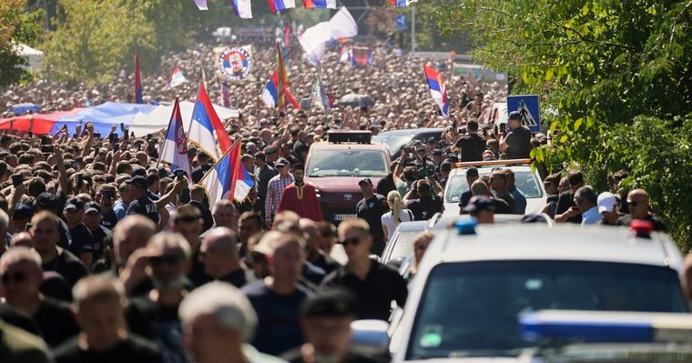 Funeral de Ratko Mladic: una multitud despide al criminal de guerra en Belgrado y provoca una advertencia de Bruselas