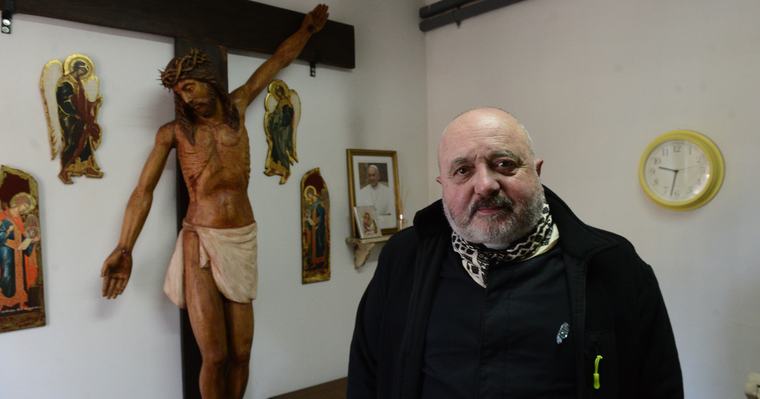 "José C. Paz tiene cura", el lema que juntó 40 mil firmas: la historia detrás del sueño vecinal para que un sacerdote enfrente a Mario Ishii en las urnas