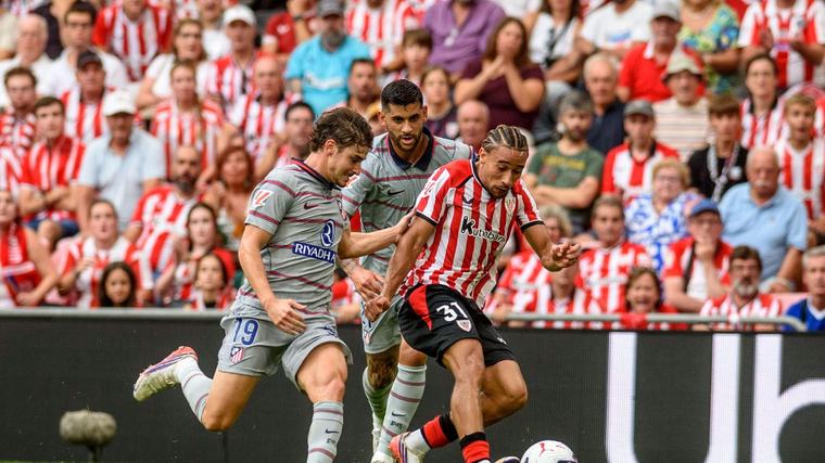 Tras confirmarse su estadía, Julián Álvarez volvió a jugar con el Atlético de Madrid, que perdió 3-0