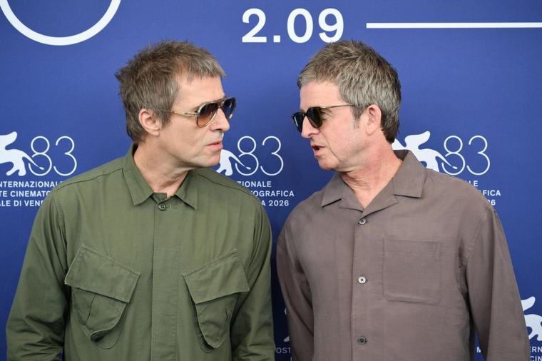 Los hermanos Gallagher en el festival de Venecia: sonrisas a las cámaras, pero silencio ante los micrófonos