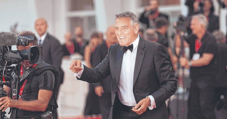 Abrió La Mostra: la sonrisa de Clooney iluminó la alfombra roja