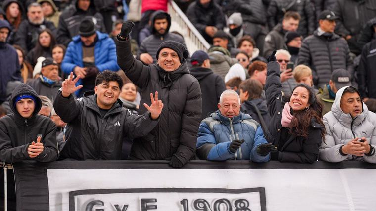 Los hinchas de Gimnasia y Esgrima le pusieron pasión y color al duelo frente a Boca en el Víctor Legrotaglie