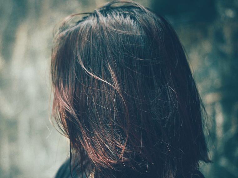Los peluqueros coinciden: por qué no hay que llevar el pelo muy oscuro después de los 40 años