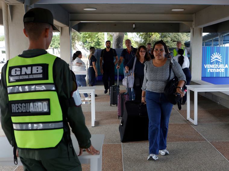 El principal aeropuerto de Venezuela vuelve a operar tras la destrucción que dejaron los terremotos