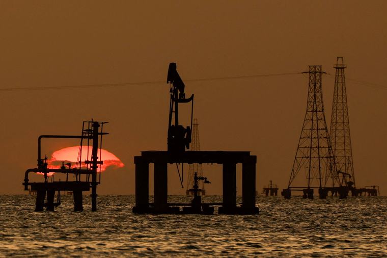 El petróleo sube por la tensión entre Estados Unidos e Irán y el desplome del tráfico marítimo en el estrecho de Ormuz