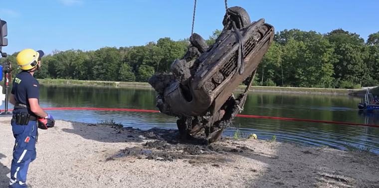 Alemania: fue a pescar y encontró un auto robado que llevaba más de 50 años bajo el agua