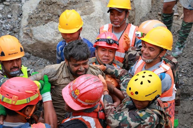 Uno de los obreros que pasó nueve días en un túnel de Nepal relató qué técnica milenaria lo ayudó a sobrevivir