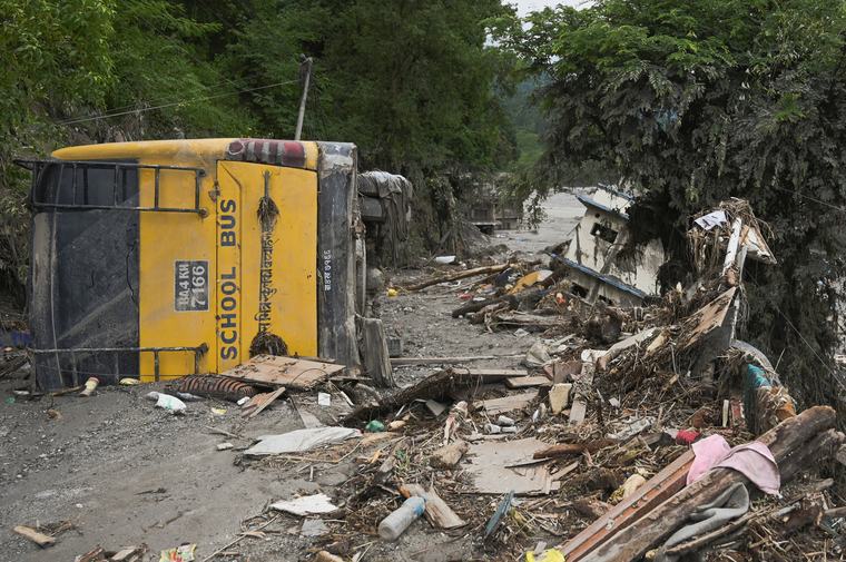 Quién es el director que salvó a 900 alumnos diez minutos antes de que las inundaciones arrasaran su escuela en Nepal