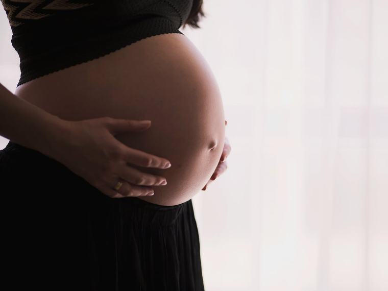 Empleadas domésticas: el trámite obligatorio que exige ARCA para cobrar durante la licencia por maternidad