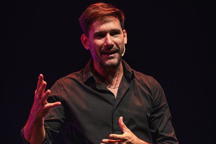 Del bosón de Higgs a los corazones rotos: cómo y cuándo son los shows en Argentina de Javier Santaolalla, el físico que convierte el desamor en ciencia