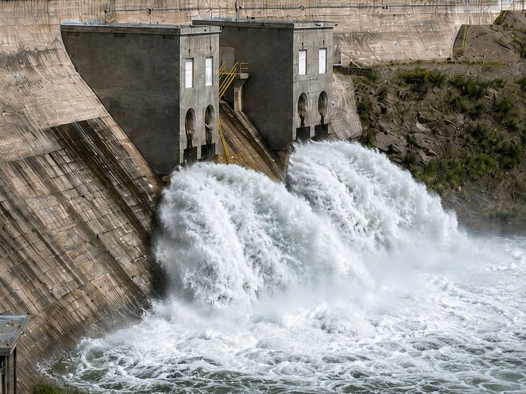 Tres energéticas se alistan para una guerra por las “otras” represas a privatizar