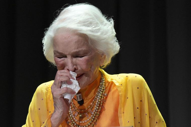 Ellen Burstyn recibió el León de Oro en Venecia y no pudo evitar la emoción: “Esto es mucho”