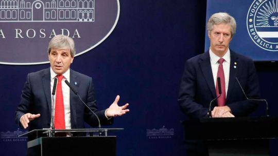 Caputo refuerza el poder de fuego del BCRA con un canje de US$ 2.000 millones para contener al dólar
