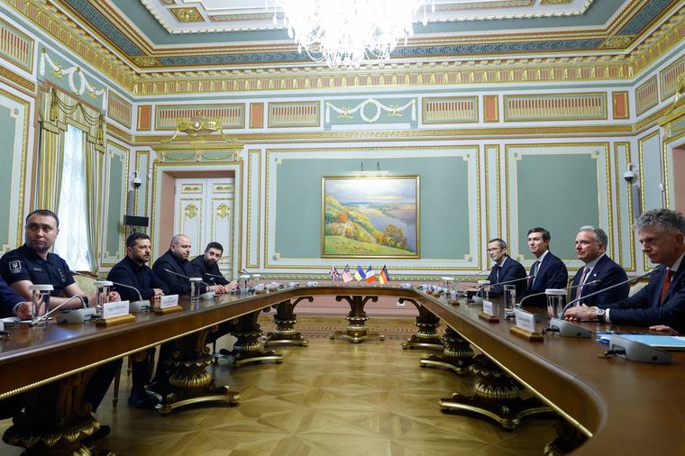 Zelensky se reunió con los enviados de EEUU en Kiev para reactivar las negociaciones de paz en Ucrania