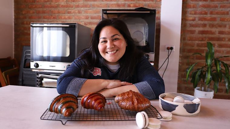 Es maestra pastelera, pero no se dedica a vender sus delicias: convirtió su cocina en un aula y así trabaja