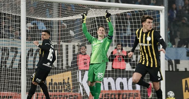 El milimétrico penal que le cobraron a Atlético Tucumán y terminó siendo atajado por Cambeses