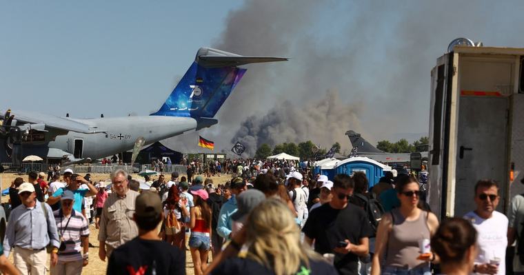 Tragedia aérea en Grecia: un avión militar se estrelló durante una exhibición y murieron los dos pilotos