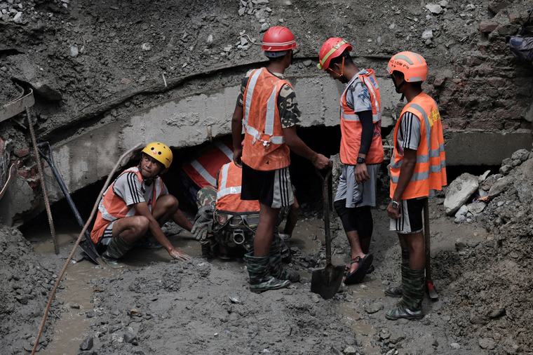 Rescataron con vida a dos trabajadores atrapados durante 10 días en un túnel tras las riadas que afectaron Nepal