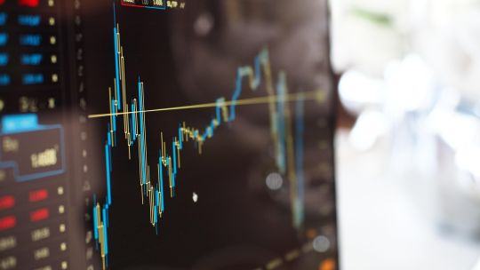 Mercados: el S&P Merval opera en baja, el dólar se mantiene estable y el riesgo país sigue cerca de los 500 puntos