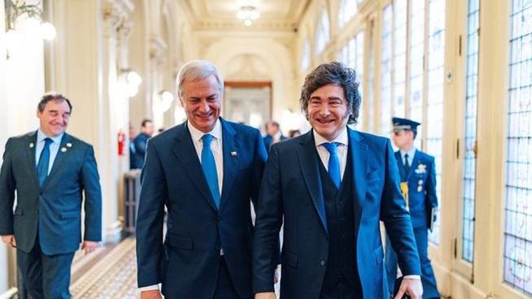 Milei viaja a Chile para reunirse con Kast, hablará en un foro de derecha y preparará la cadena por Malvinas