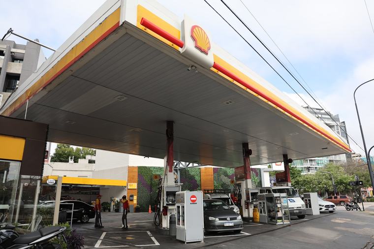 Los socios de José Luis Manzano ya manejan las estaciones Shell y el empresario se prepara para ingresar al negocio